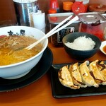 Makoto Ya Mukogawa Ten - 四川シビ辛担々麺の焼餃子定食