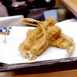 Tempura Fuji - 穴子。骨はカリカリに揚げられ、綺麗に結わえられている。塩もいいが、天つゆで頂くのも上等だ