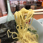 Yamaoka Ya Washinomiya Ten - 黄色いストレート細麺は、硬めの茹で上げ。