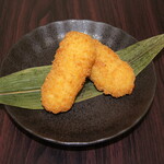 葵どり - カニクリームコロッケ Crab cream croquette【新商品】とろっととろけるカニクリームが出てきて、口の中でのサクサクの衣との食感がたまらなくおいしいカニクリームコロッケ１個。