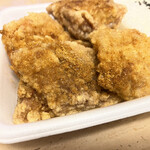 Karaage Senmon Happi Shoten Meike Ten - 唐揚げにカレーパウダーがかかって食欲をそそります。