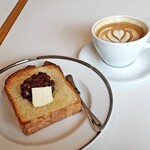 A little COFFEE - 　カフェラテと小豆トースト　1000円