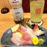 Takiniku Izakaya Wasshoi - お刺身ちょい盛り858円。とセロリレモンサワー440円。