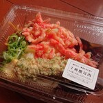 Marugame Seimen Kawasaki Uma Kinu Ten - 紅しょうがバラ天うどん弁当のぶっかけ（冷）、税込み390円。