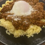 BeeeBeee - キーマカレー温玉のせ