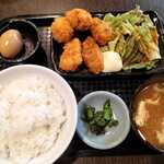 Izakaya Kushiro - カキフライ定食、ライス、味噌汁、漬物、サラダ、味玉付き