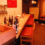 鉄板酒場 ひさちゃん - カウンター席は、6席です。明るくて清潔な店内。キッチンの壁面は、白タイルです。