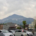 武甲庵 - 市役所駐車場からの武甲山