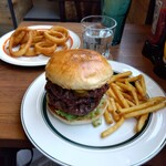 JOHN MARBLE'S BURGER - オニオンリングはフリッター仕立てで美味しいしハンバーグもちゃんとお肉でした。