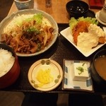 普通の食堂いわま - 今日のランチ（焼肉、サーモンフライ＆玉ねぎフライ、小鉢）