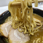 Kurumaya Ramen Utsunomiya Tsuruta Ten - 中太麺にスープが絡む