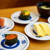 Muten Kura Zushi Yokohama Eda Ten - 味噌汁 (￥200)、極み熟成まぐろ (￥115)、オニオンサーモン (￥115)、たまご焼き (￥115)、まぐろユッケ (￥115)、大粒いくら一貫 (￥165)