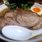 Ramen Kurumaya - ステーキかと思うチャーシュー　火にかけて焼いてあり、香ばしい( *´艸｀)