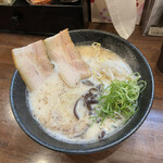 チャーシューのうまいラーメン屋 富士 - 塩とんこつラーメン750円