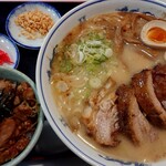 Shina Ki Fuso Ten - 豚骨ラーメン(800円税込)の麺特盛り(＋200円税込)の厚切りチャーシュートッピング(120円税込×３枚)のミニ丼セット(お好きな麺＋320円税込)