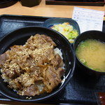 Yoshinoya Utsunomiya Keirinjodori Ten - 牛カルビ丼（並、４８０円）とお新香・味噌汁のBセット（１２０円）