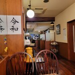 八番館コーヒー店 - 奥に長い店内