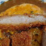 Cafe Du Vin - 問題はロースカツにあった、、、
                      味わいが不自然で油っぽく、繊維感も無い。
                      旨味も感じないので食べるのが苦痛だった。
                      
                      断面見ても繊維が無い感じなので
                      加工肉の業務用トンカツだと思われる。