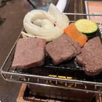 Bar Awaji - 2303_バル淡道_焼き物 淡路牛と玉ねぎの石焼き