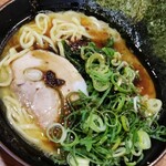 Ichikakuya Okachimachi Ten - 黒家系ラーメン　ネギトッピング