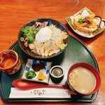 いちもん家 - 土佐海鮮三色丼 税込1628円、名物うつぼ唐揚 税込528円