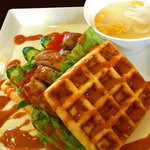 De Cafe - Food Waffle！『スパイシーチキンワッフル』グリルされたチキンにちょっとピリ辛のたれがかかって、一人前ぺろりと食べれてしまうワッフルです！　￥880