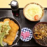 そば処 満留八 - 新潟名物タレカツ丼（￥950）。薄く仕上げたヒレカツが3枚。春菊展が添えられるのは、この店ならでは