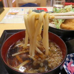 そば処 満留八 - セットの小うどん。おぼろ昆布入り、汁はかなり濃い味だが、麺のもちもち感は想像以上