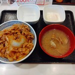 Yoshinoya Shimosasame Ten - 朝牛セット・アタマの大盛り（半熟玉子）・あさり汁　前回気が付かなかったけど空の容器は何用なんだろう？