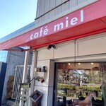 cafe miel - 赤いテントも目印。