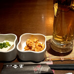 Zenseki Private rooms Izakaya Shinobuya Ota Ten - 生ビール・お通し。お通しは冷奴とツナマヨじゃないけどツナマヨみたいなやつ