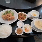 Shoen - ランチ。鶏の唐揚げ、青椒肉絲、スープ、ザーサイ、大根の甘酢漬け、ライス、杏仁豆腐。