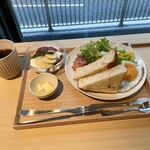 SOL'S COFFEE APARTMENT - Special 【自家製食パンの厚切りトースト、グラノーラ、ヨーグルト、ハチミツバター、ベーコン、卵、 サラダ、本日のコーヒー（エチオピア 深煎り】