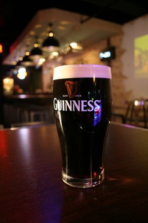 バー＆カリー ノイ - 自慢の本格樽詰GUINNESS。専用のワインセラーに樽を入れ、樽内の温度を徹底管理しています。