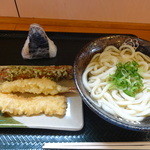 Hanamaru Udon Koyama Jonan Ten - かけ（中盛り）（２１０円）えび天（１３７円）いか天（１０５円）ちくわの磯辺揚げ（１０５円）鮭おにぎり（１２６円）