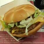 McDonald's Tsunashimaekimaeten - ...FIFAワールドカップ公式ハンバーガー「ブラジルバーガー ビーフBBQ」、見本写真とは大幅に異なる。。