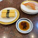 Gatten Sushi Higashimatsuyama Ten - 醤油皿にもいる。