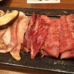 Yakiniku Yoshi - 焼肉ランチ¥1,860
                        （和牛カルビ、和牛ロース、ハラミ、豚トロ、せせり）