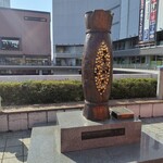 New Takesan - 水戸駅の納豆像　駅からお店までは約5分