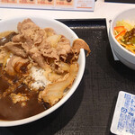 Yoshinoya Jiyugaoka Ten - 肉だく牛カレーとサラダ