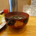 Shoryu - お味噌汁のお椀で提供される、昭和のラーメンスープ。