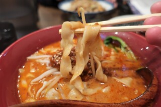 Tezukuri Gyoza Saiyuki Mala Tang - 刀削麺はむちもち食感。