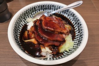 Tezukuri Gyoza Saiyuki Mala Tang - ・「満腹セット  担々麺＋角煮丼(¥1078)」の角煮丼アップ。