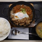 Katsuya Yokkaichi Kitamachi Ten - 牛すき焼きとチキンカツの合い盛り定食