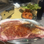 Osaka Yakiniku Horumon Futago Shinjuku Kabukicho Ten - 名物はみ出るカルビ