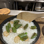 煮込みフレンチ sunao食堂​ - エビとスナップエンドウのスキレットご飯