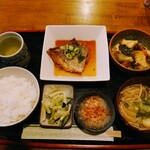 Kissa Sari - 令和5年4月 ランチタイム
                      本日のおすすめランチ 1200円
                      ○鯛の煮付け
                      ○チンゲン菜と豚肉のいため
                      ○飯・味噌汁
                      ○大根おろし
                      ○つけもの
                      ☆コーヒー又は紅茶付き