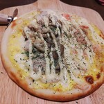 Shirokiya Nishiakashi Ekimaeten - 広島県産牡蠣とカニカマのハーフ＆ハーフPIZZA