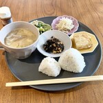 自然栽培米おにぎりCafe178ミヤノサワ - 自然栽培米おにぎりプレート プレート【B】：おにぎり2つ（ごましお おかかマヨ）･お味噌汁・卵焼き2つ・野菜のデリ3品