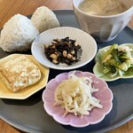 自然栽培米おにぎりCafe178ミヤノサワ - 自然栽培米おにぎりプレート プレート【B】：おにぎり2つ（ごましお おかかマヨ）･お味噌汁・卵焼き2つ・野菜のデリ3品